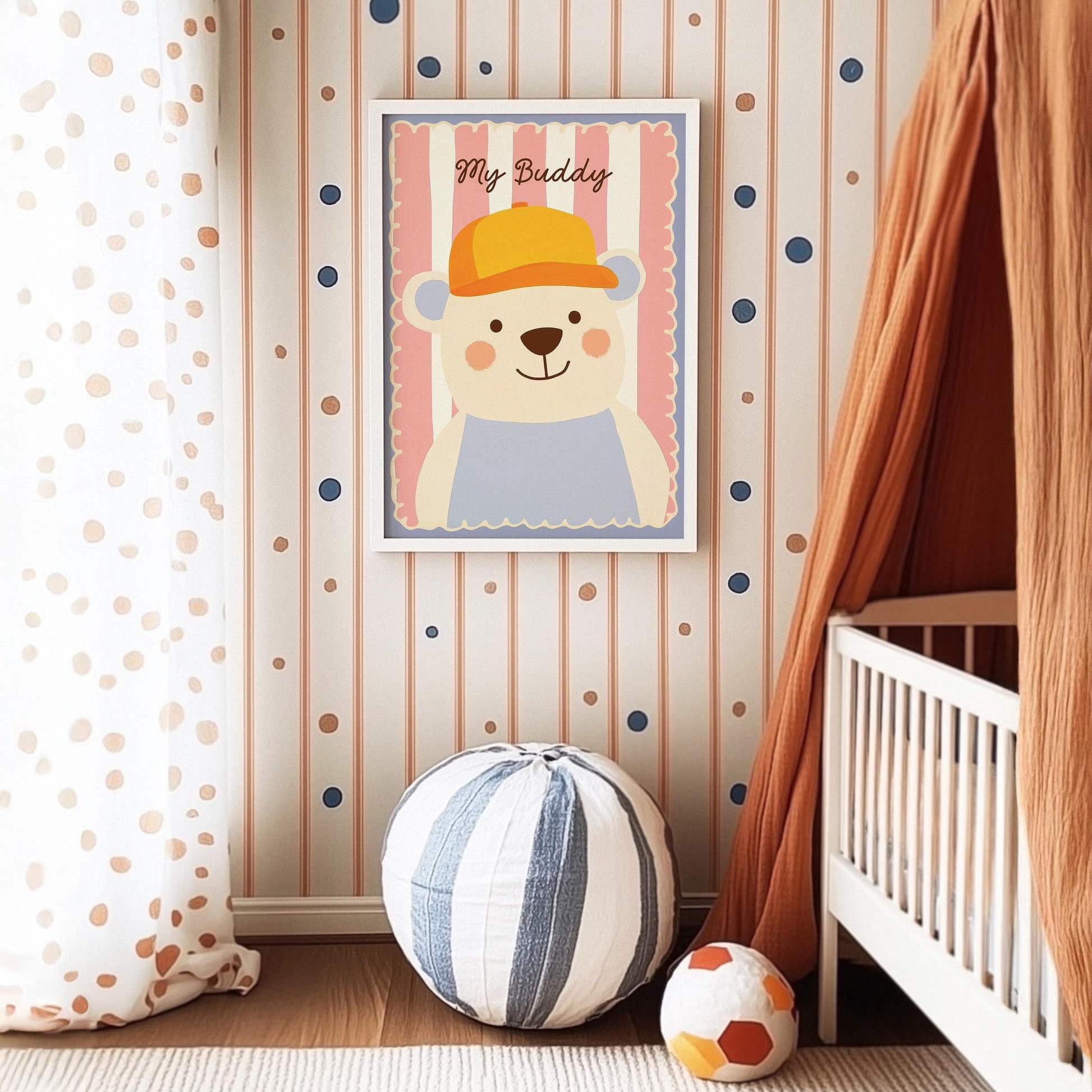 Poster Kinderzimmer Bär · My Buddy Schriftzug · Süßes Tierposter mit Mütze · Rosa & Pastell Deko · Freundliches Wandbild · Ohne Rahmen - justgoodmood