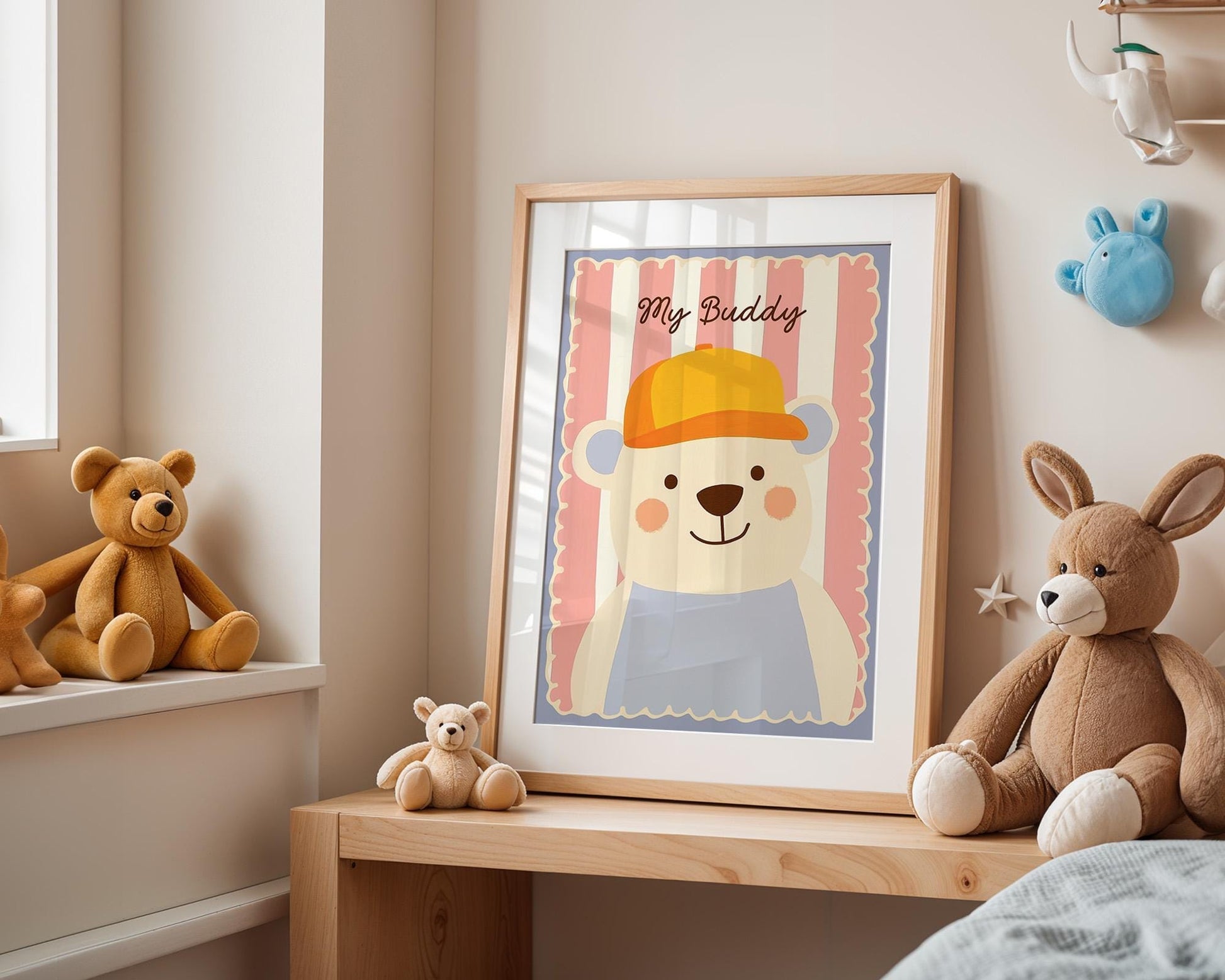 Poster Kinderzimmer Bär · My Buddy Schriftzug · Süßes Tierposter mit Mütze · Rosa & Pastell Deko · Freundliches Wandbild · Ohne Rahmen - justgoodmood