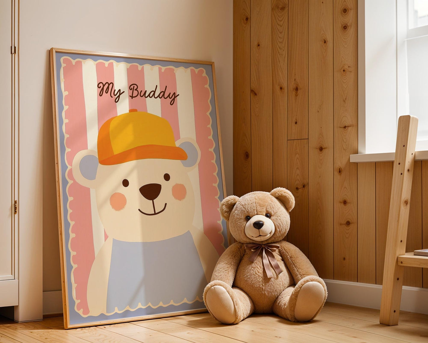 Poster Kinderzimmer Bär · My Buddy Schriftzug · Süßes Tierposter mit Mütze · Rosa & Pastell Deko · Freundliches Wandbild · Ohne Rahmen - justgoodmood