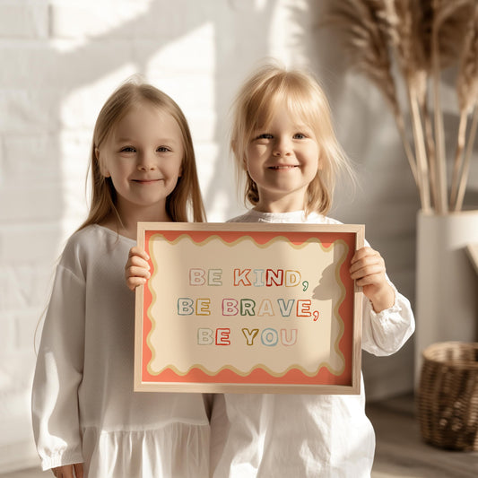 Poster Kinderzimmer · Be Kind, Be Brave, Be You · Bunter Spruch in Regenbogenfarben · Mutmachende Wanddeko · Ohne Rahmen - justgoodmood