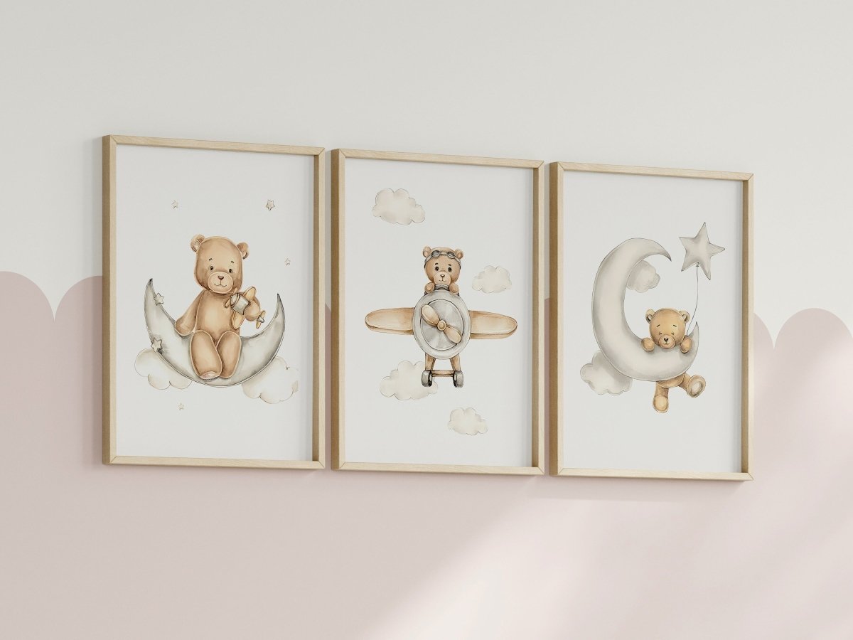 Poster Kinderzimmer Bilder · Geschenkidee für Kinder · Teddy Bären Flugzeug Pilot Mond Wolken· Deko Print ohne Rahmen - justgoodmood