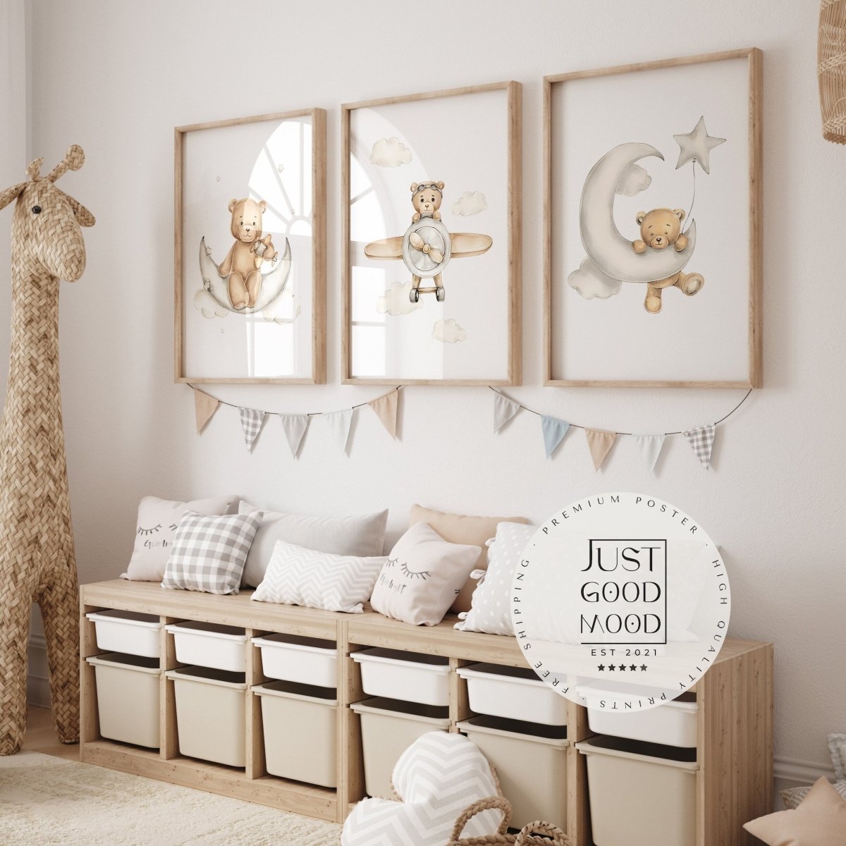 Poster Kinderzimmer Bilder · Geschenkidee für Kinder · Teddy Bären Flugzeug Pilot Mond Wolken· Deko Print ohne Rahmen - justgoodmood