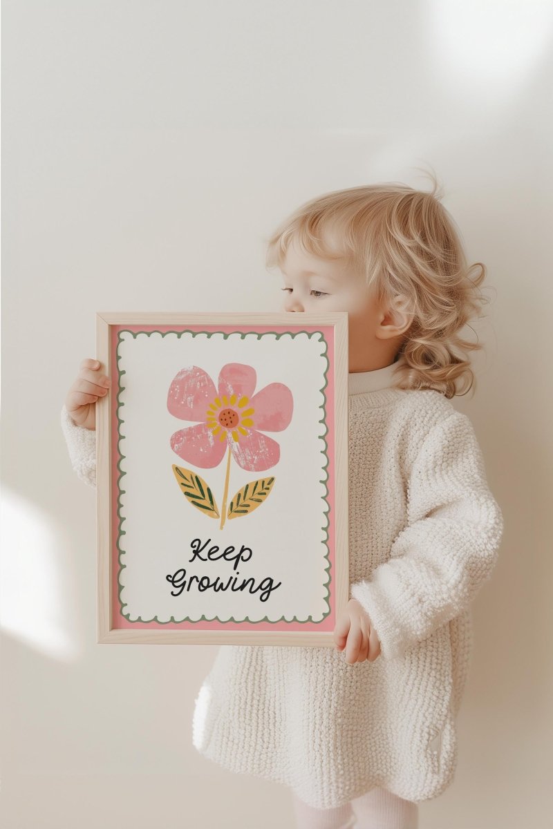 Poster Kinderzimmer Blume · Keep Growing Spruch · Liebevolle Deko mit Botschaft · Pastellfarben & Naturmotiv · Dekoprint ohne Rahmen - justgoodmood