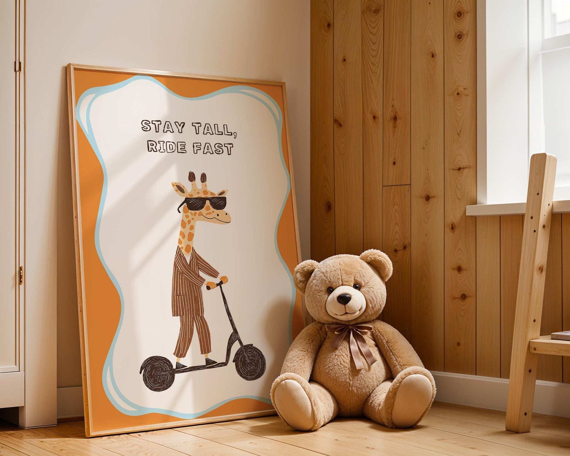 Poster Kinderzimmer Giraffe · Stay Tall, Ride Fast · Lustiges Tier auf Roller · Coole Wanddeko im Retro Look · Dekoprint ohne Rahmen - justgoodmood