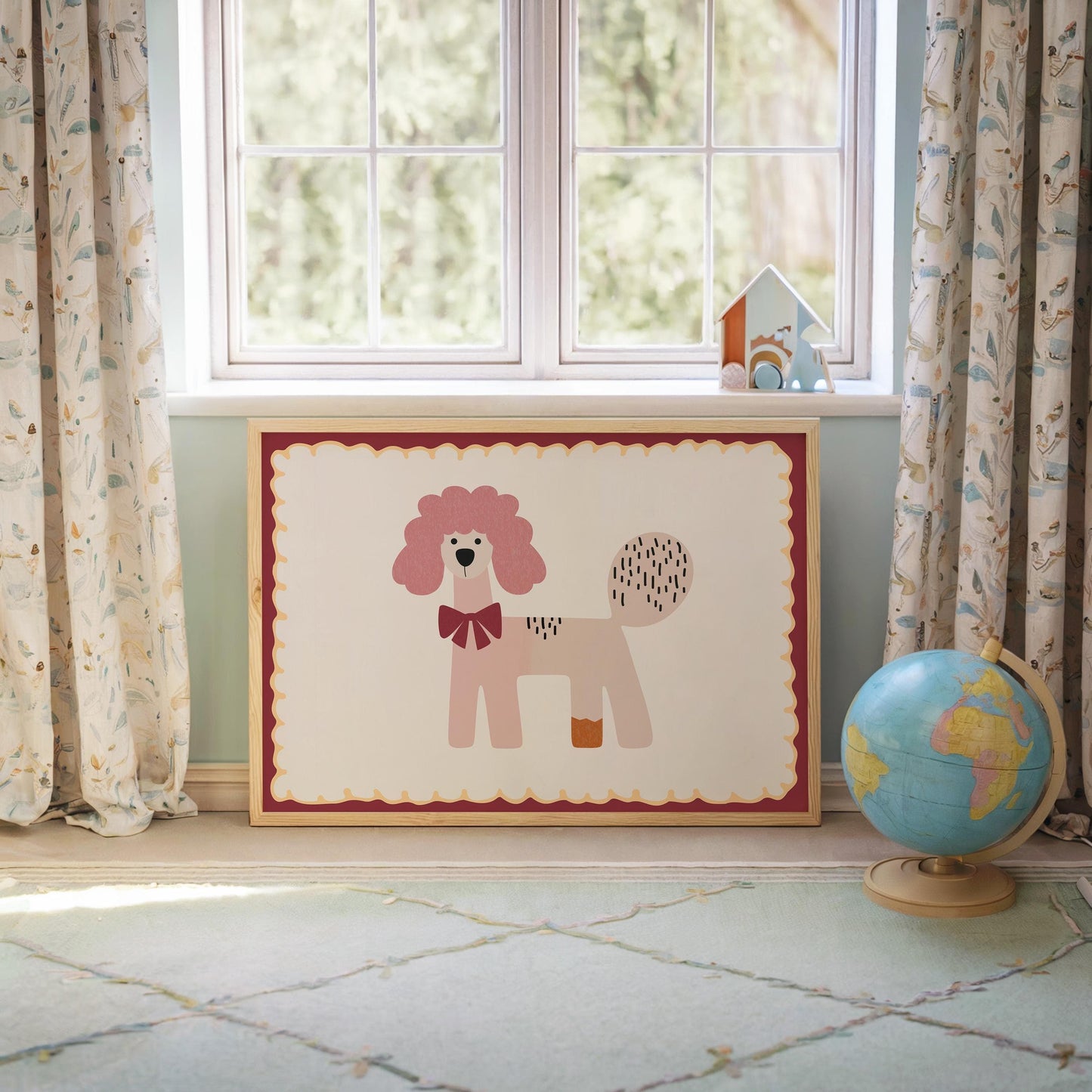 Poster Kinderzimmer Hund · Rosa Pudel mit Schleife · Verspieltes Tierposter im Retro Look · Liebevolle Deko für Kinder · Print ohne Rahmen - justgoodmood