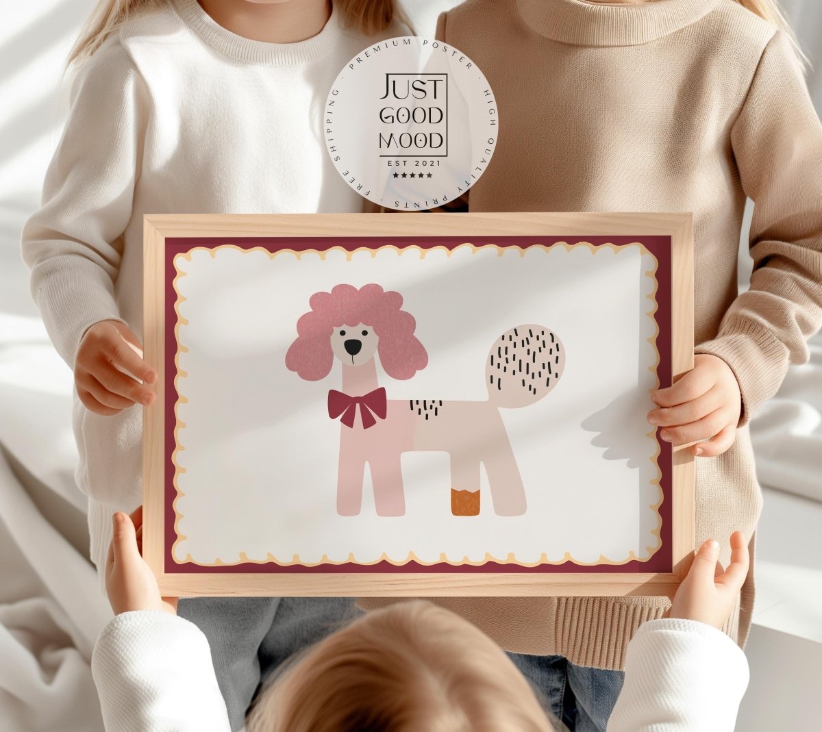 Poster Kinderzimmer Hund · Rosa Pudel mit Schleife · Verspieltes Tierposter im Retro Look · Liebevolle Deko für Kinder · Print ohne Rahmen - justgoodmood