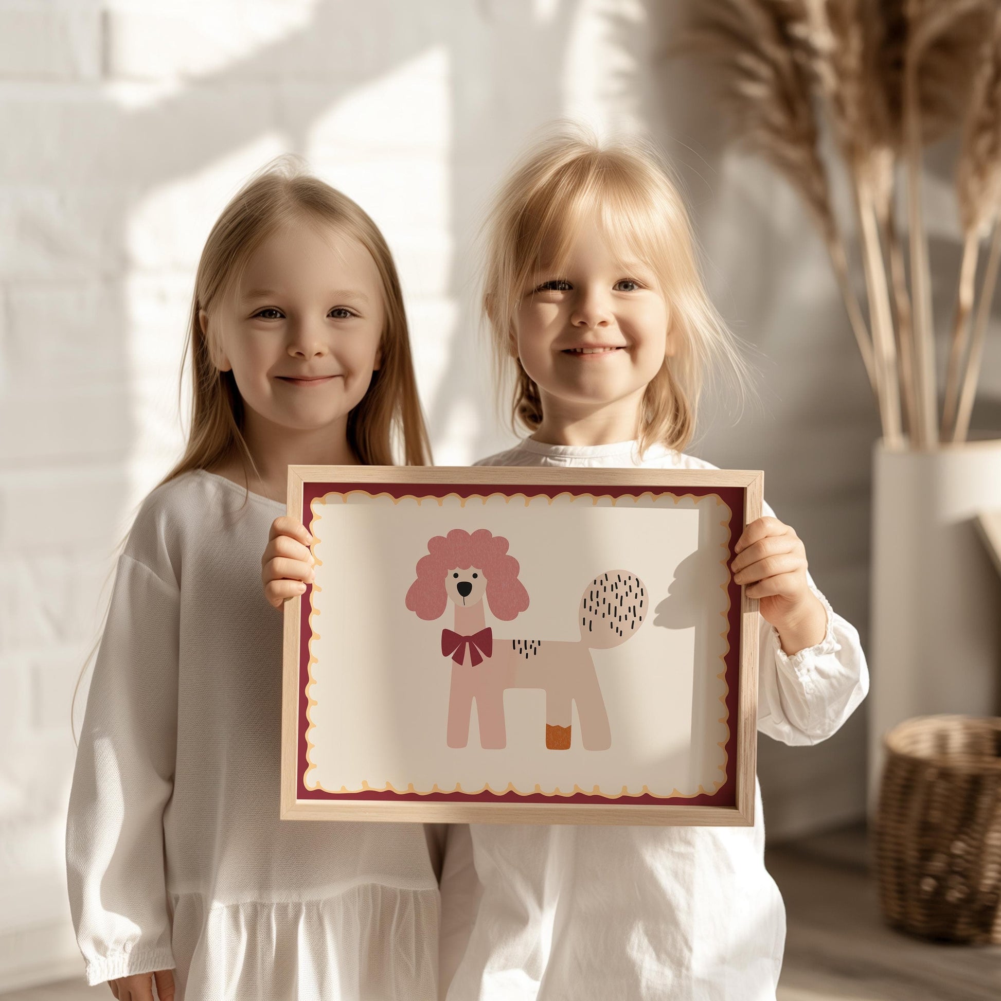Poster Kinderzimmer Hund · Rosa Pudel mit Schleife · Verspieltes Tierposter im Retro Look · Liebevolle Deko für Kinder · Print ohne Rahmen - justgoodmood
