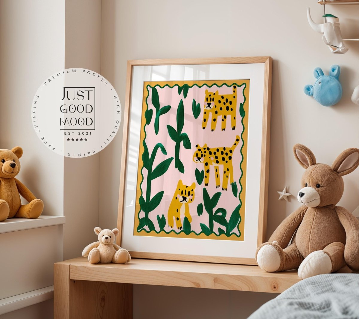 Poster Kinderzimmer Leoparden · Tierposter mit Dschungelpflanzen · Bunte Safari Wanddeko für Kinderzimmer · Dekoprint ohne Rahmen - justgoodmood