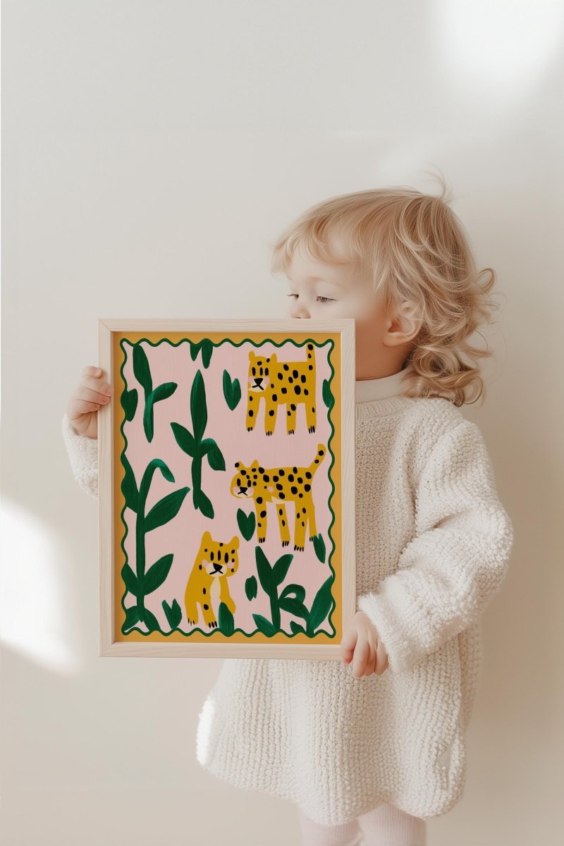 Poster Kinderzimmer Leoparden · Tierposter mit Dschungelpflanzen · Bunte Safari Wanddeko für Kinderzimmer · Dekoprint ohne Rahmen - justgoodmood