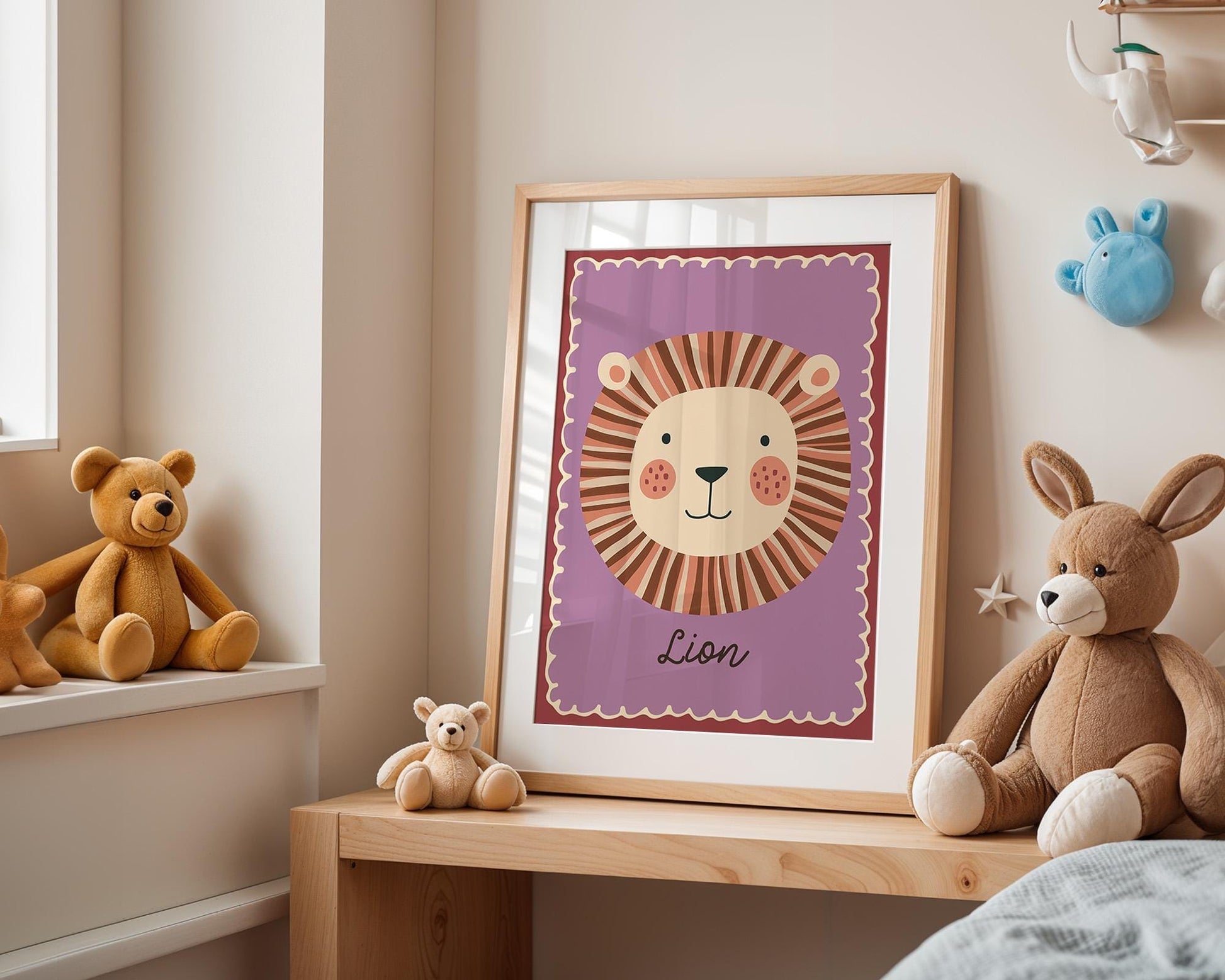 Poster Kinderzimmer Löwe · Niedliches Tiermotiv · Lion Illustration auf Lila Hintergrund · Dschungel Deko für Kinder · Dekoprint ohne Rahmen - justgoodmood