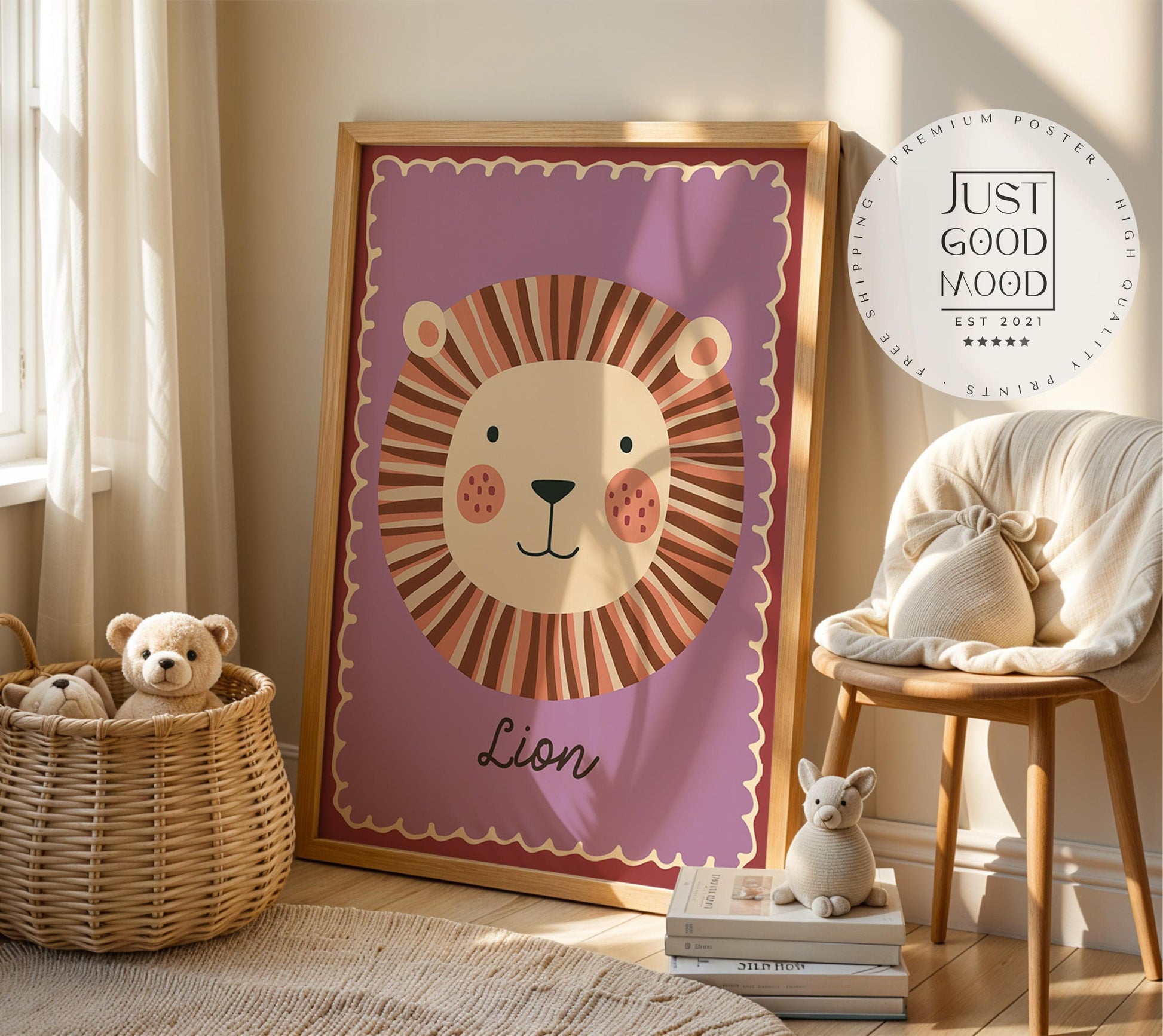 Poster Kinderzimmer Löwe · Niedliches Tiermotiv · Lion Illustration auf Lila Hintergrund · Dschungel Deko für Kinder · Dekoprint ohne Rahmen - justgoodmood