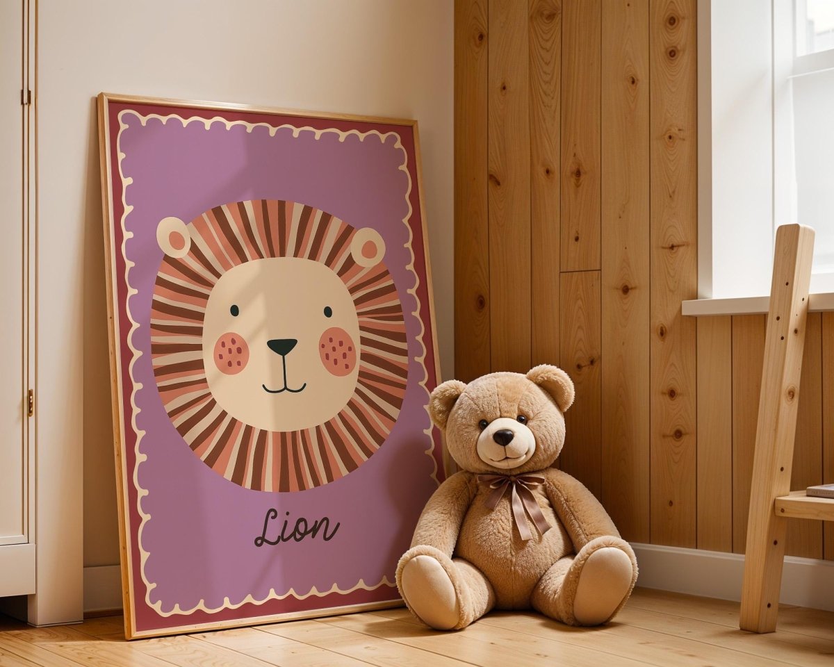 Poster Kinderzimmer Löwe · Niedliches Tiermotiv · Lion Illustration auf Lila Hintergrund · Dschungel Deko für Kinder · Dekoprint ohne Rahmen - justgoodmood