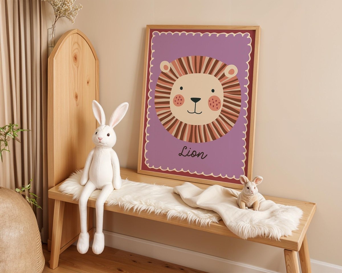 Poster Kinderzimmer Löwe · Niedliches Tiermotiv · Lion Illustration auf Lila Hintergrund · Dschungel Deko für Kinder · Dekoprint ohne Rahmen - justgoodmood