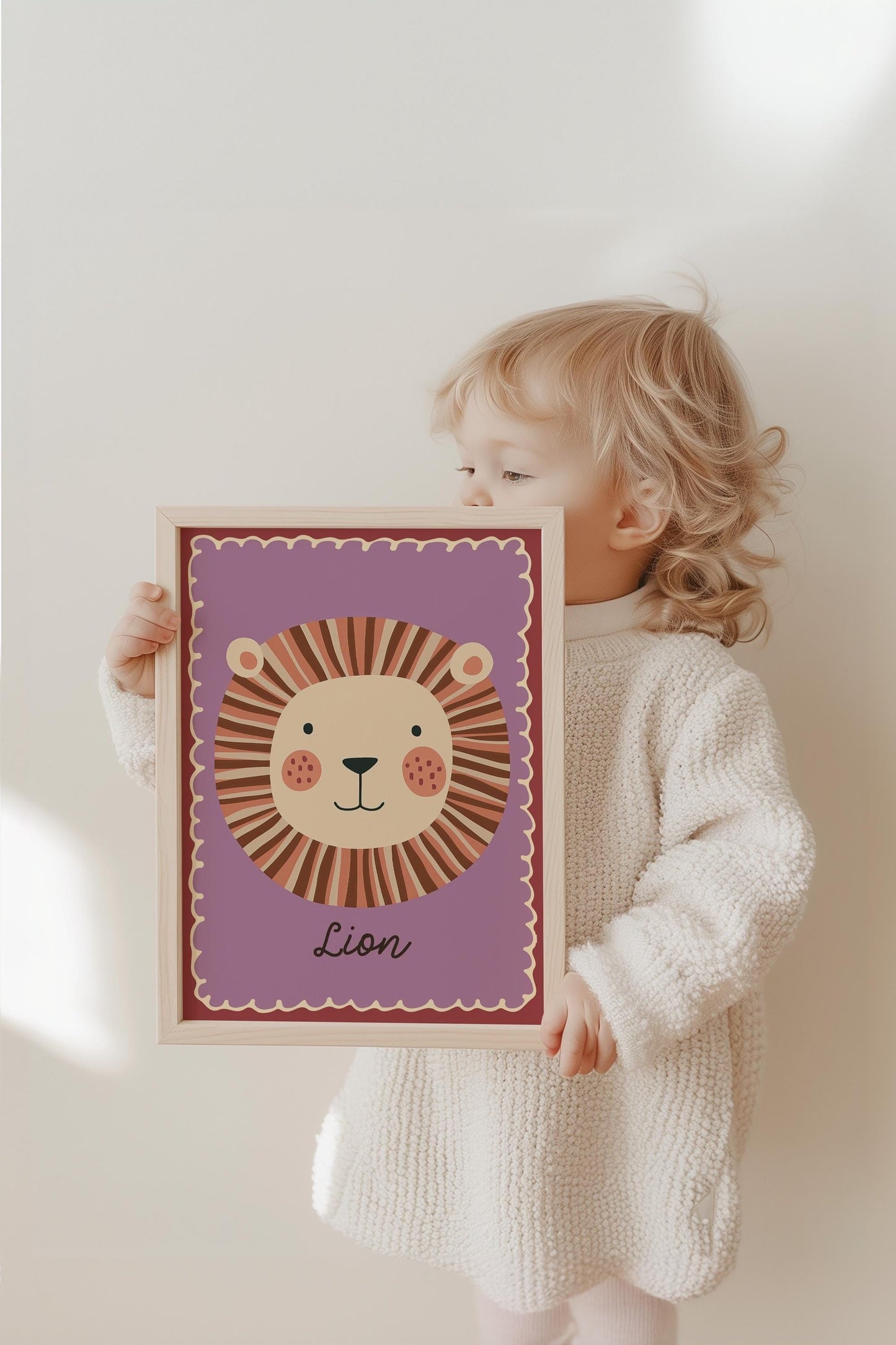 Poster Kinderzimmer Löwe · Niedliches Tiermotiv · Lion Illustration auf Lila Hintergrund · Dschungel Deko für Kinder · Dekoprint ohne Rahmen - justgoodmood