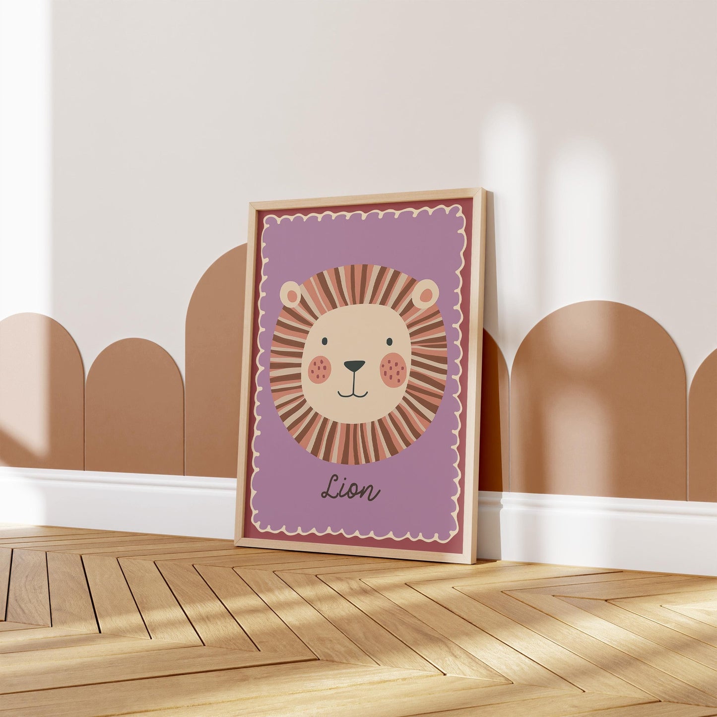 Poster Kinderzimmer Löwe · Niedliches Tiermotiv · Lion Illustration auf Lila Hintergrund · Dschungel Deko für Kinder · Dekoprint ohne Rahmen - justgoodmood