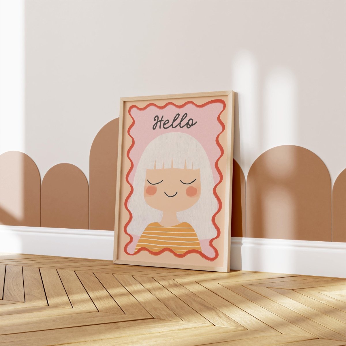 Poster Kinderzimmer Mädchen · Hello Schriftzug · Fröhliches Porträt mit weißen Haaren · Sanfte Farben · Deko ohne Rahmen - justgoodmood