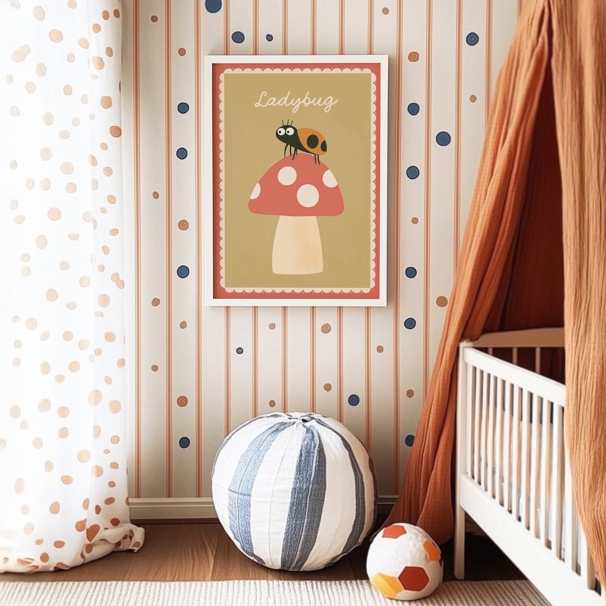 Poster Kinderzimmer Marienkäfer · Ladybug auf Fliegenpilz · Naturmotiv · Niedliches Insektenposter · Deko für Kinderzimmer · Ohne Rahmen - justgoodmood
