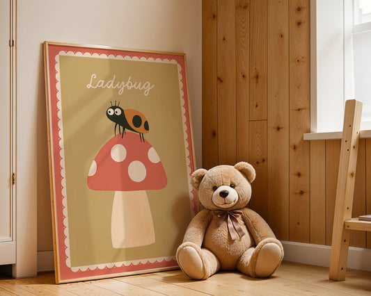 Poster Kinderzimmer Marienkäfer · Ladybug auf Fliegenpilz · Naturmotiv · Niedliches Insektenposter · Deko für Kinderzimmer · Ohne Rahmen - justgoodmood