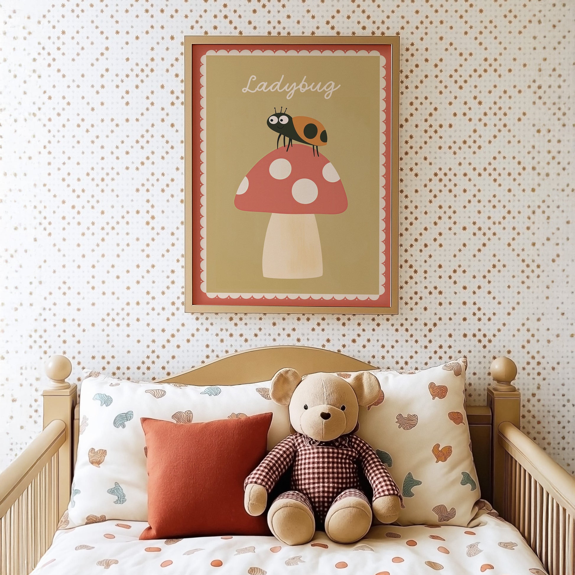 Poster Kinderzimmer Marienkäfer · Ladybug auf Fliegenpilz · Naturmotiv · Niedliches Insektenposter · Deko für Kinderzimmer · Ohne Rahmen - justgoodmood