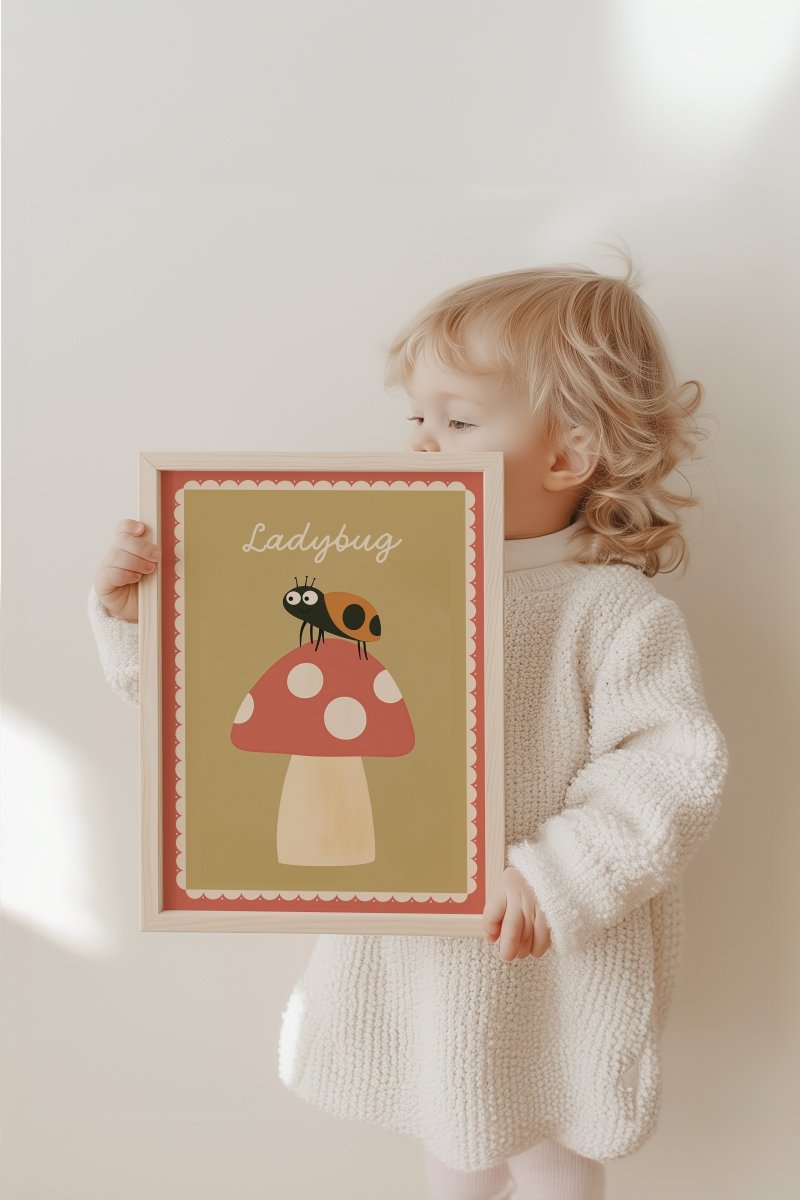 Poster Kinderzimmer Marienkäfer · Ladybug auf Fliegenpilz · Naturmotiv · Niedliches Insektenposter · Deko für Kinderzimmer · Ohne Rahmen - justgoodmood