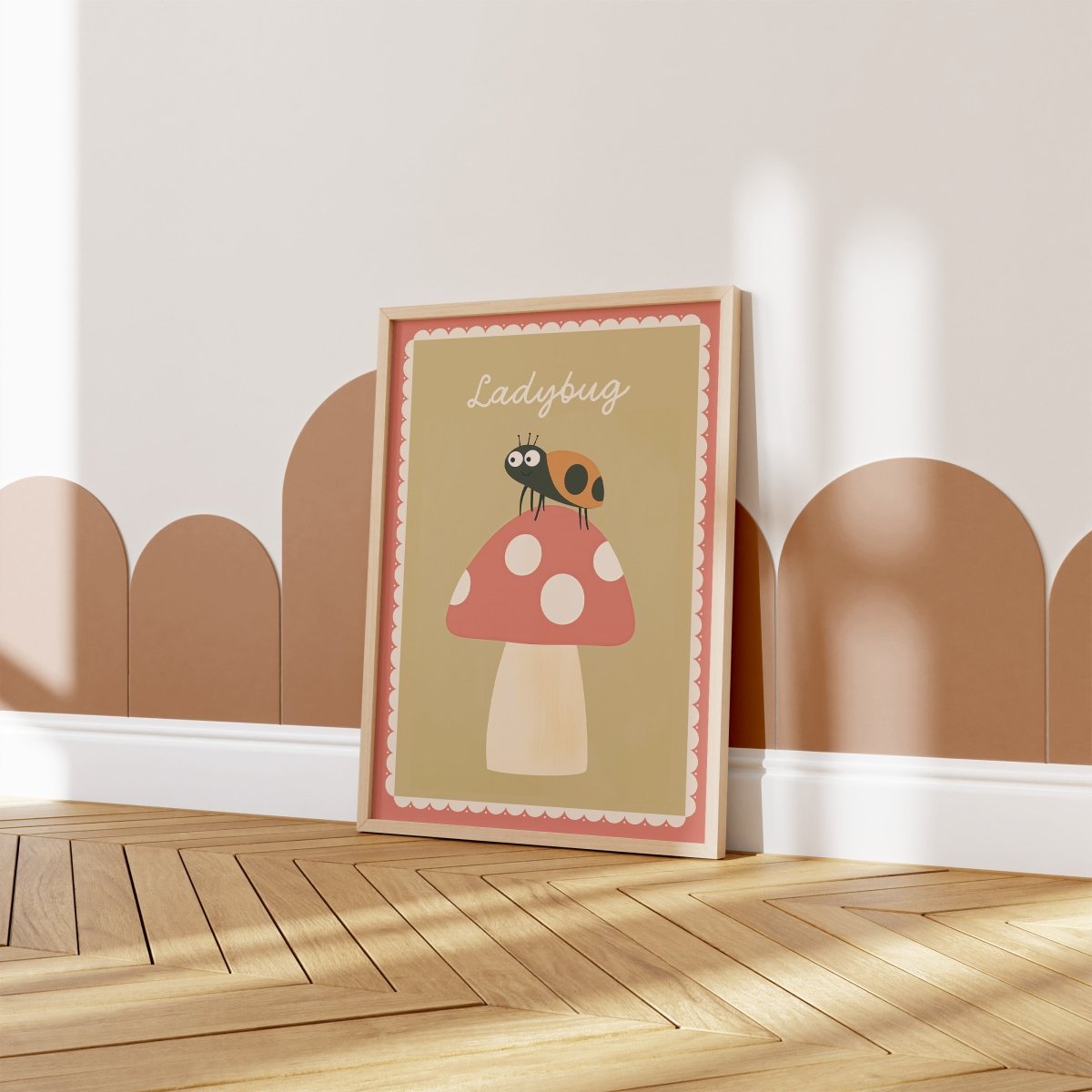 Poster Kinderzimmer Marienkäfer · Ladybug auf Fliegenpilz · Naturmotiv · Niedliches Insektenposter · Deko für Kinderzimmer · Ohne Rahmen - justgoodmood