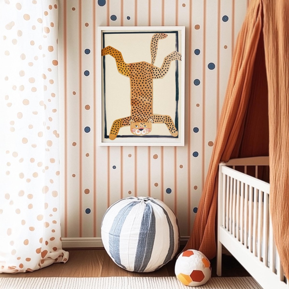 Poster Kinderzimmer Tier · Gepunkteter Leopard Kopfstand · Lustiges Wandbild im Retro Look · Wilde Tierdeko für Kinder · ohne Rahmen - justgoodmood