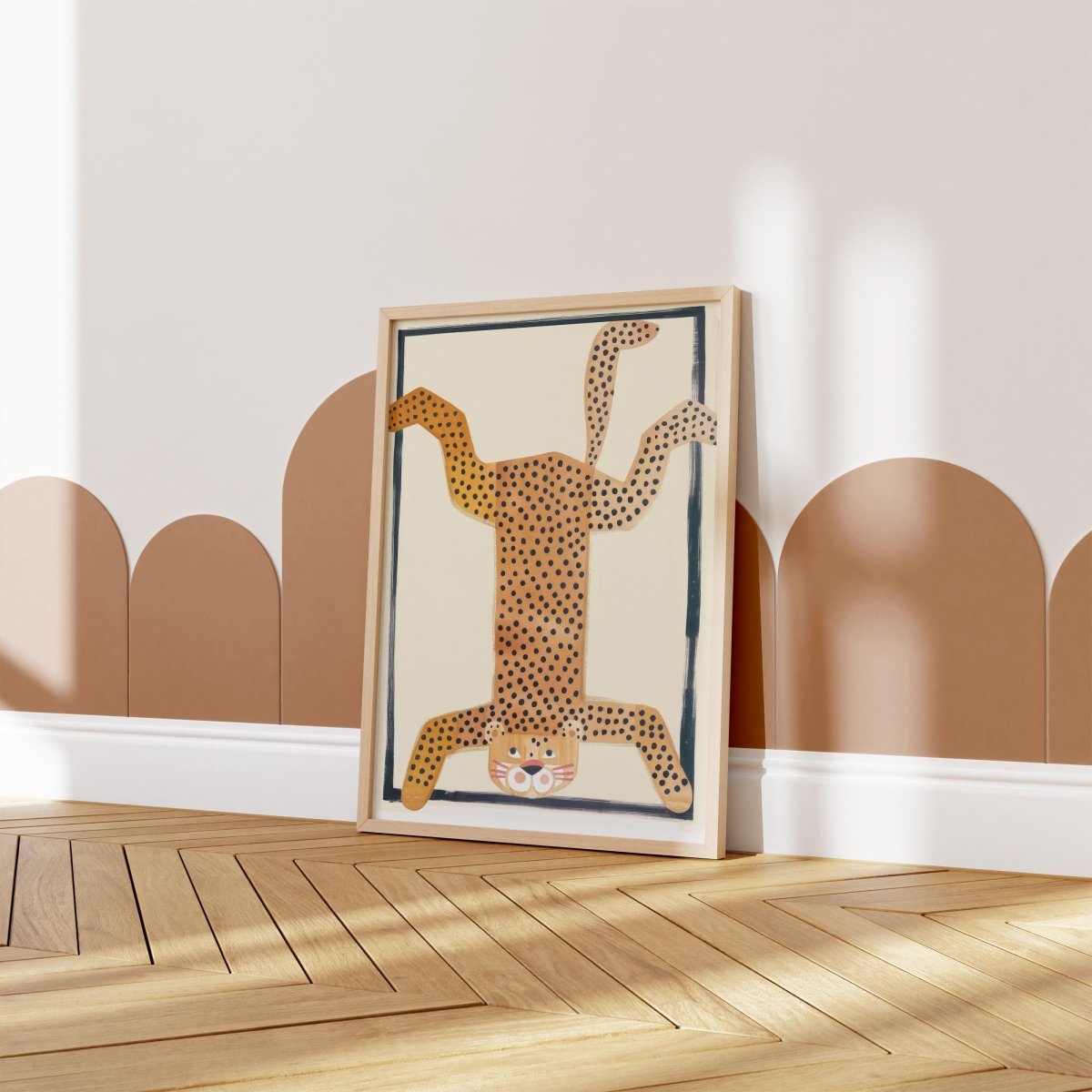 Poster Kinderzimmer Tier · Gepunkteter Leopard Kopfstand · Lustiges Wandbild im Retro Look · Wilde Tierdeko für Kinder · ohne Rahmen - justgoodmood
