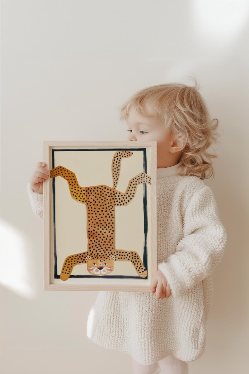 Poster Kinderzimmer Tier · Gepunkteter Leopard Kopfstand · Lustiges Wandbild im Retro Look · Wilde Tierdeko für Kinder · ohne Rahmen - justgoodmood