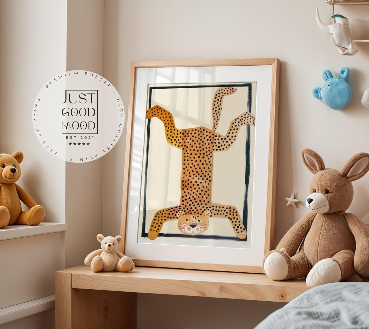 Poster Kinderzimmer Tier · Gepunkteter Leopard Kopfstand · Lustiges Wandbild im Retro Look · Wilde Tierdeko für Kinder · ohne Rahmen - justgoodmood