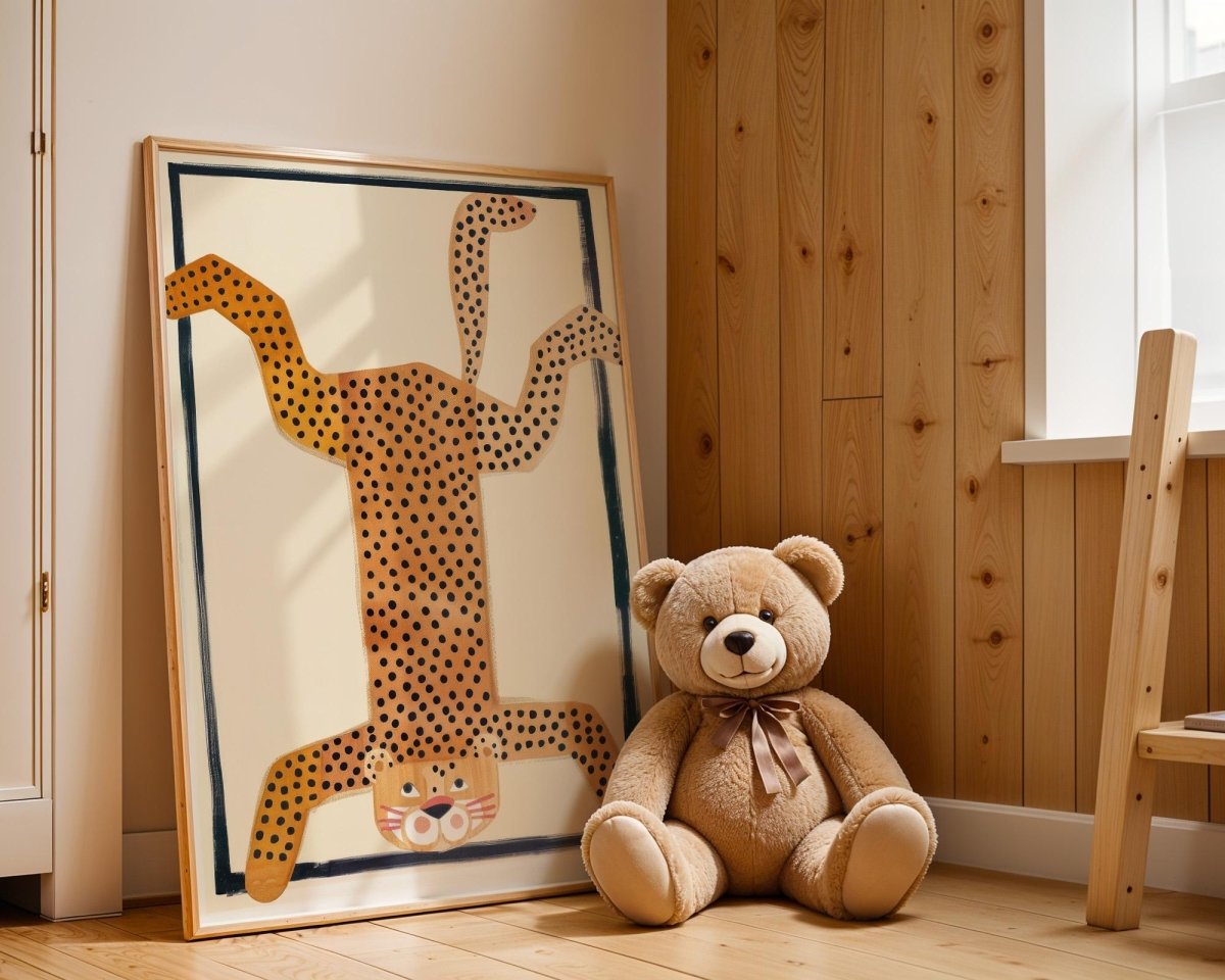 Poster Kinderzimmer Tier · Gepunkteter Leopard Kopfstand · Lustiges Wandbild im Retro Look · Wilde Tierdeko für Kinder · ohne Rahmen - justgoodmood
