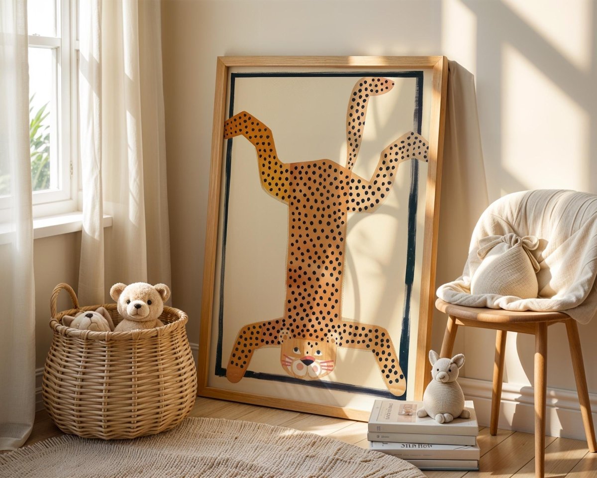 Poster Kinderzimmer Tier · Gepunkteter Leopard Kopfstand · Lustiges Wandbild im Retro Look · Wilde Tierdeko für Kinder · ohne Rahmen - justgoodmood