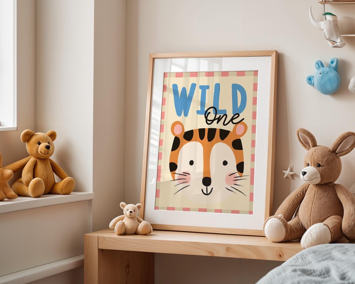 Poster Kinderzimmer Tiger · Wild One Schriftzug · Lustiges Tiermotiv · Dschungel Deko für Kinder · Geburtstagsbild · Dekoprint ohne Rahmen - justgoodmood