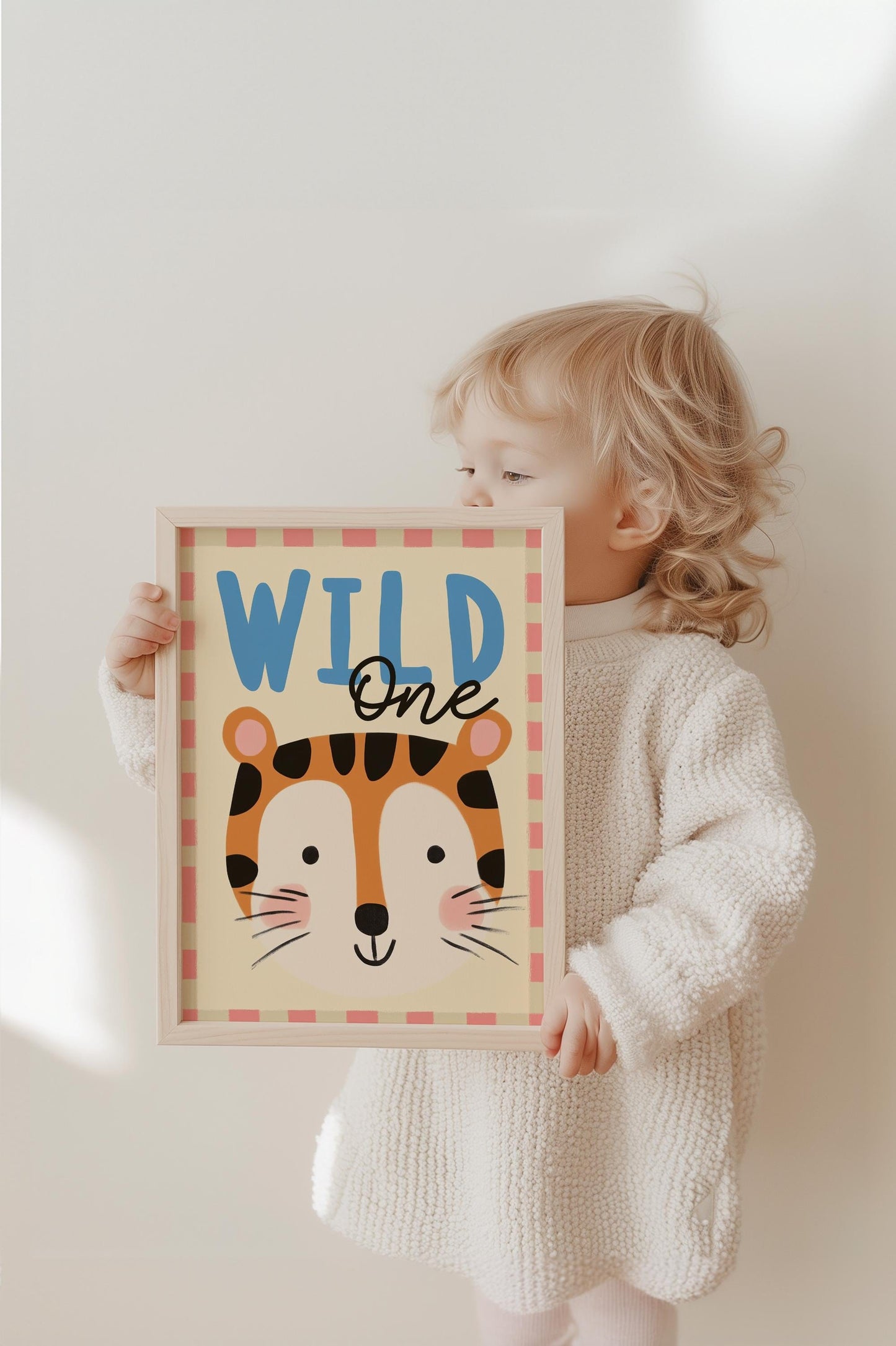 Poster Kinderzimmer Tiger · Wild One Schriftzug · Lustiges Tiermotiv · Dschungel Deko für Kinder · Geburtstagsbild · Dekoprint ohne Rahmen - justgoodmood