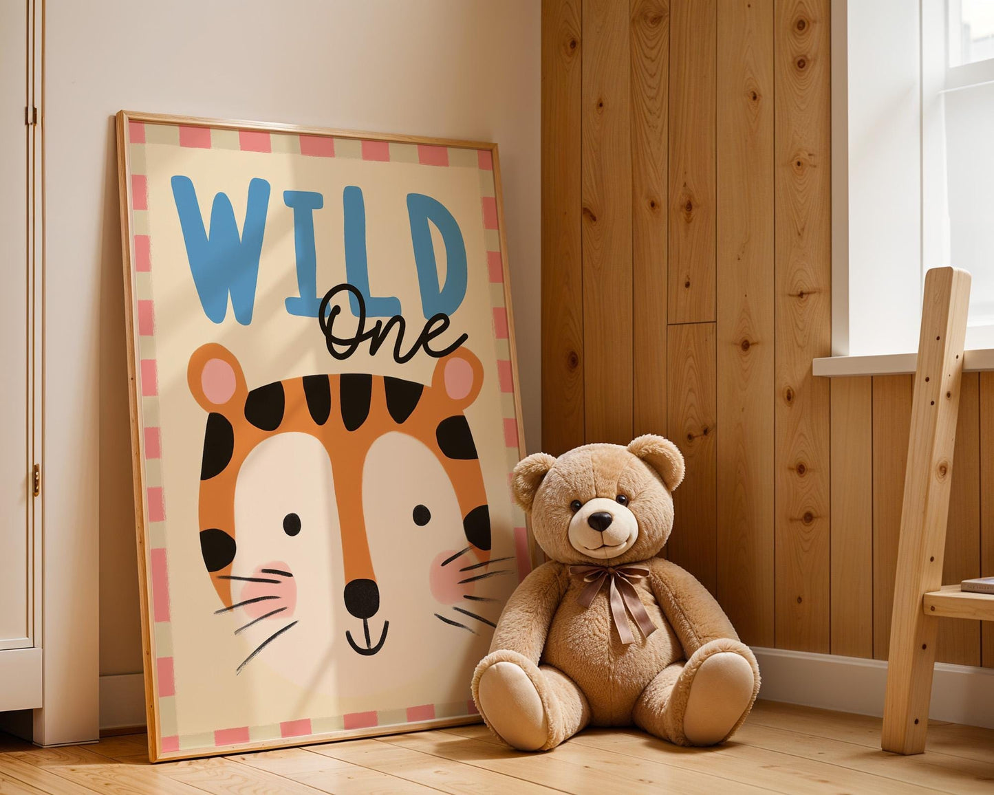 Poster Kinderzimmer Tiger · Wild One Schriftzug · Lustiges Tiermotiv · Dschungel Deko für Kinder · Geburtstagsbild · Dekoprint ohne Rahmen - justgoodmood
