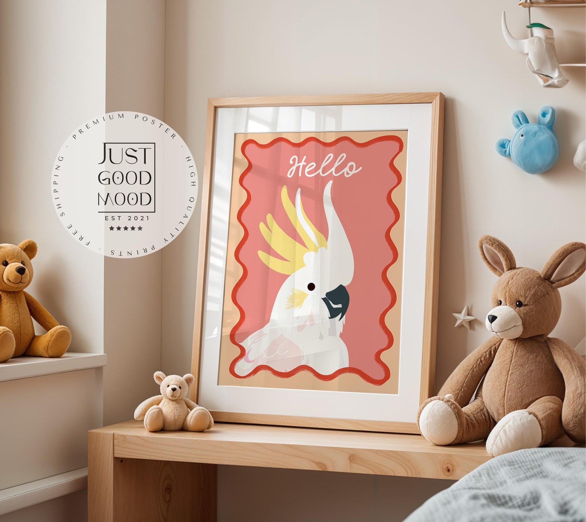 Poster Kinderzimmer Vogel · Kakadu mit Hello Schriftzug · Bunte Tierillustration · Tropische Wanddeko für Kinder · Deko Print Ohne Rahmen - justgoodmood