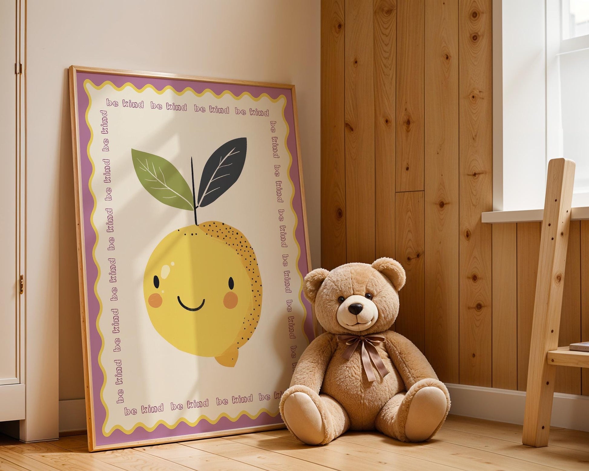 Poster Kinderzimmer Zitrone · Be Kind Spruch · Fruchtige Wanddeko mit Gesicht · Liebevolle Botschaft für Kinder · Dekoprint ohne Rahmen - justgoodmood