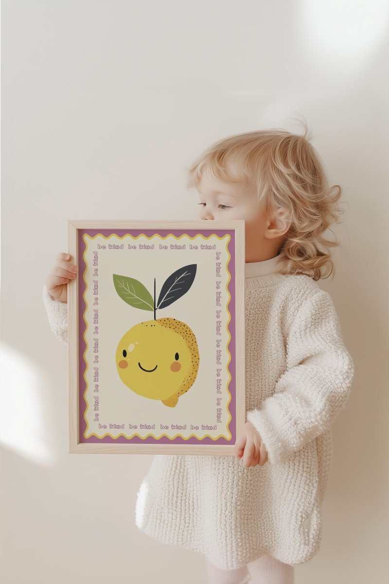Poster Kinderzimmer Zitrone · Be Kind Spruch · Fruchtige Wanddeko mit Gesicht · Liebevolle Botschaft für Kinder · Dekoprint ohne Rahmen - justgoodmood