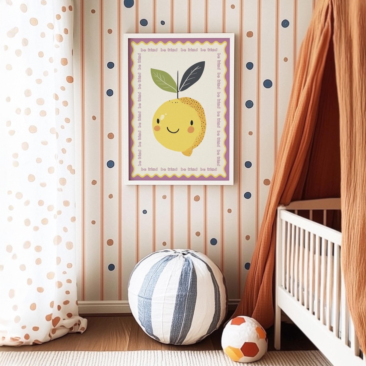Poster Kinderzimmer Zitrone · Be Kind Spruch · Fruchtige Wanddeko mit Gesicht · Liebevolle Botschaft für Kinder · Dekoprint ohne Rahmen - justgoodmood