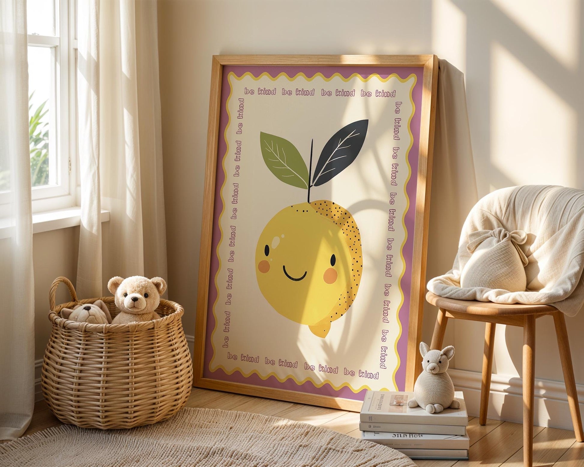 Poster Kinderzimmer Zitrone · Be Kind Spruch · Fruchtige Wanddeko mit Gesicht · Liebevolle Botschaft für Kinder · Dekoprint ohne Rahmen - justgoodmood