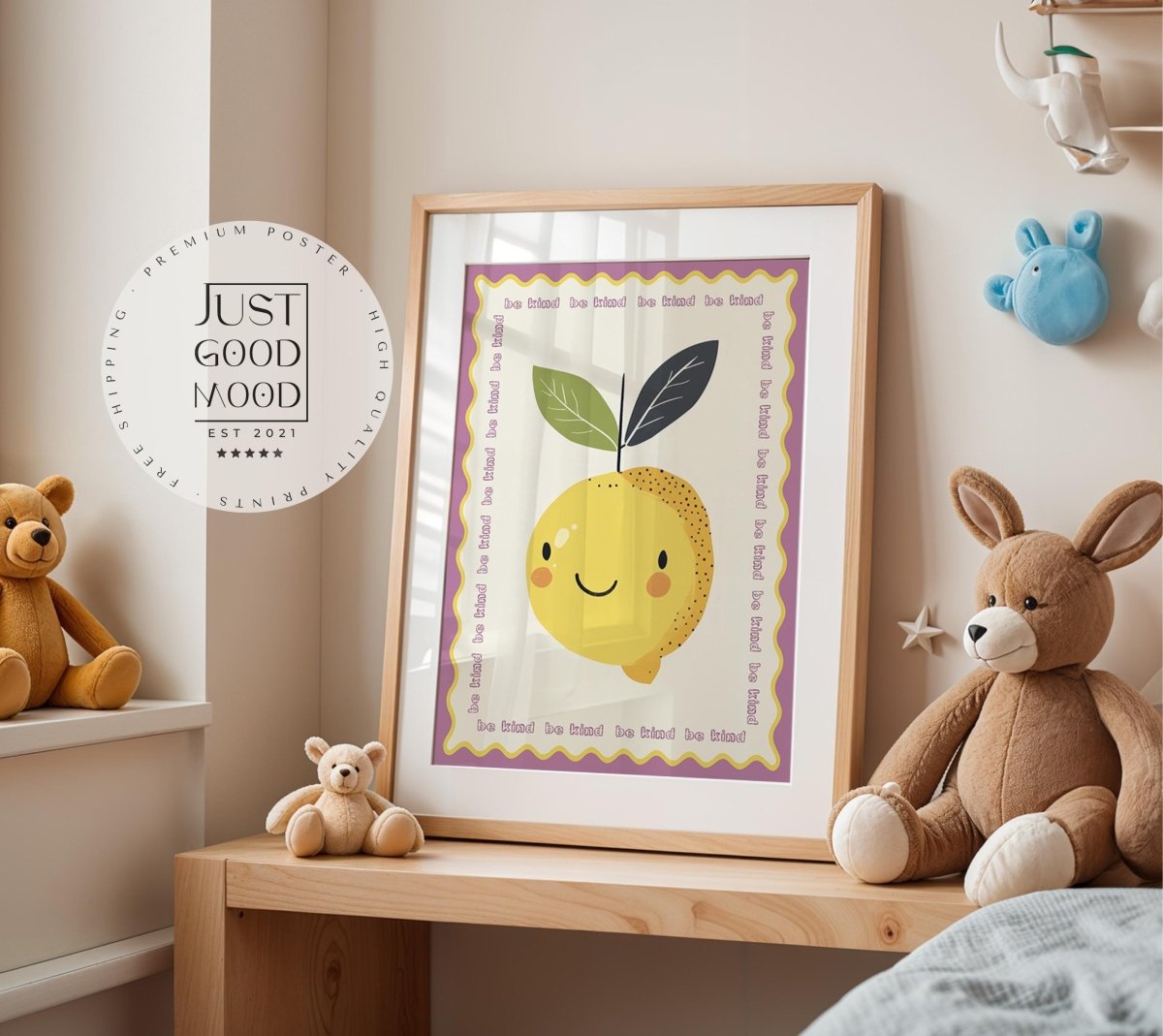 Poster Kinderzimmer Zitrone · Be Kind Spruch · Fruchtige Wanddeko mit Gesicht · Liebevolle Botschaft für Kinder · Dekoprint ohne Rahmen - justgoodmood