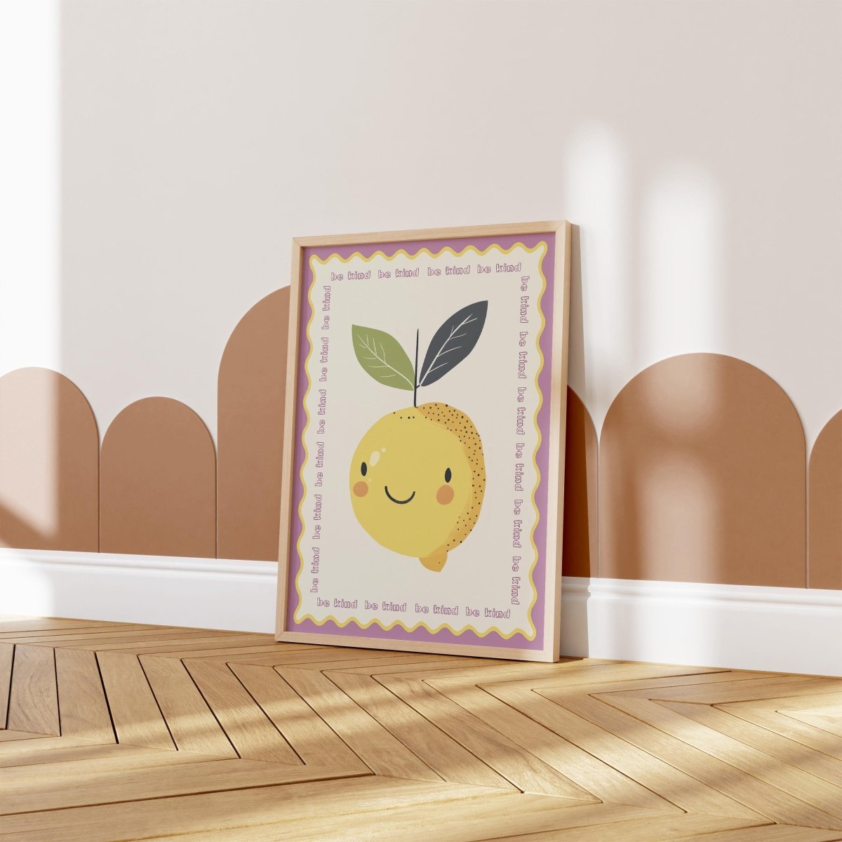 Poster Kinderzimmer Zitrone · Be Kind Spruch · Fruchtige Wanddeko mit Gesicht · Liebevolle Botschaft für Kinder · Dekoprint ohne Rahmen - justgoodmood