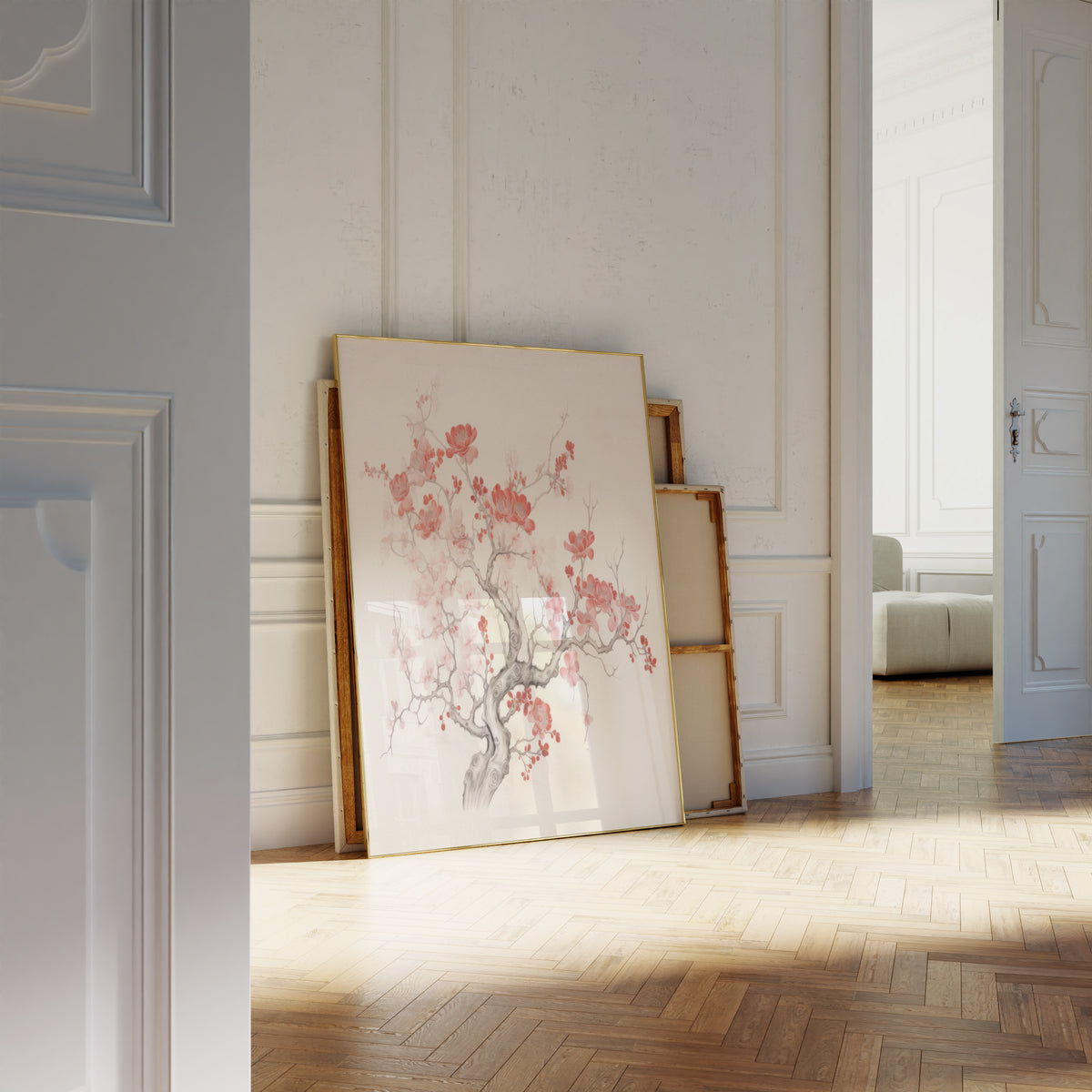 Gerahmtes Poster neben einer großen weißen Vase an einer Wand mit Zierleisten. Motiv: Geschwungener Zweig mit roten und rosa Kirschblüten auf hellem Grund.