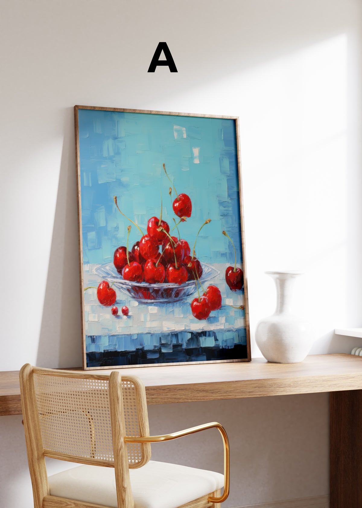 Postermotiv A: Rote Kirschen in einer Schale vor leuchtend blauem Hintergrund. Im Holzrahmen auf einem Schreibtisch.