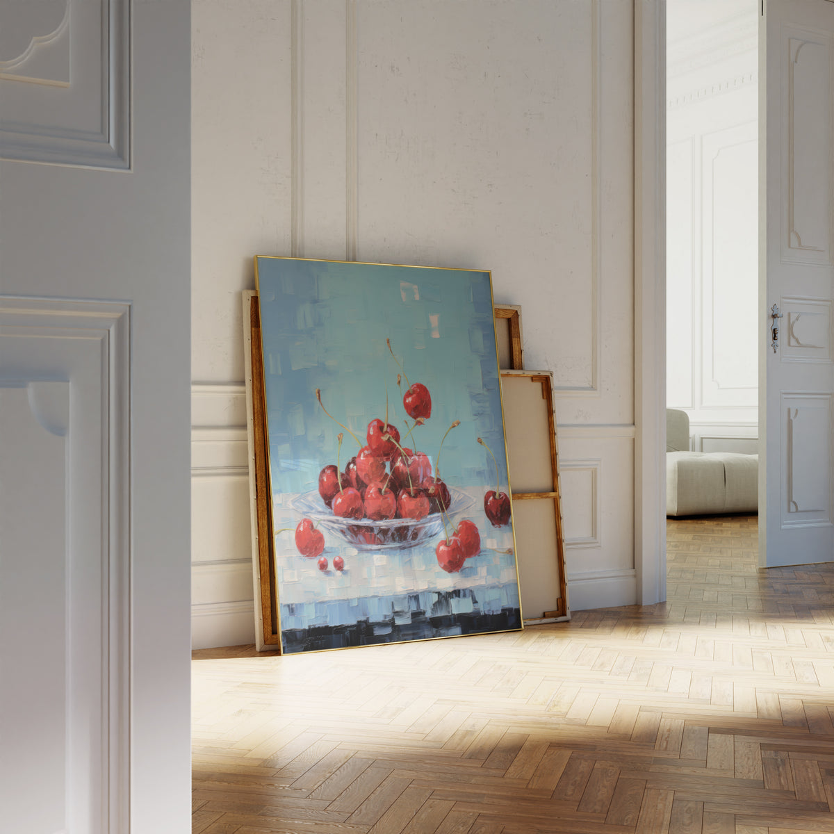 Gerahmtes Poster neben einer großen weißen Vase an einer Wand mit Zierleisten. Motiv: Rote Kirschen in einer Schale vor leuchtend blauem Hintergrund.
