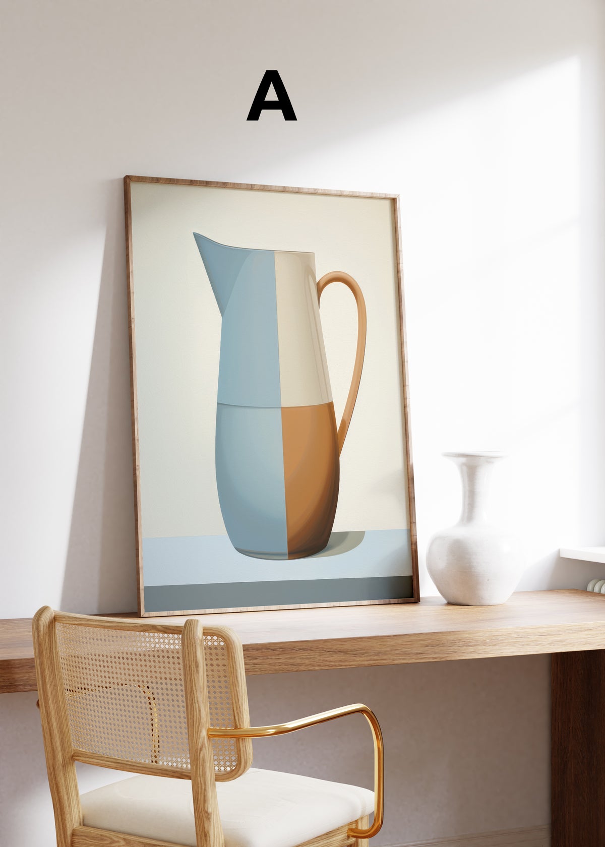 Postermotiv A: Geometrisch gestalteter Krug in Blau, Creme und Braun. Im Holzrahmen auf einem Schreibtisch.
