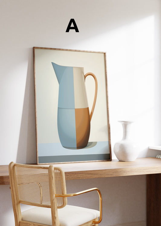Postermotiv A: Geometrisch gestalteter Krug in Blau, Creme und Braun. Im Holzrahmen auf einem Schreibtisch.