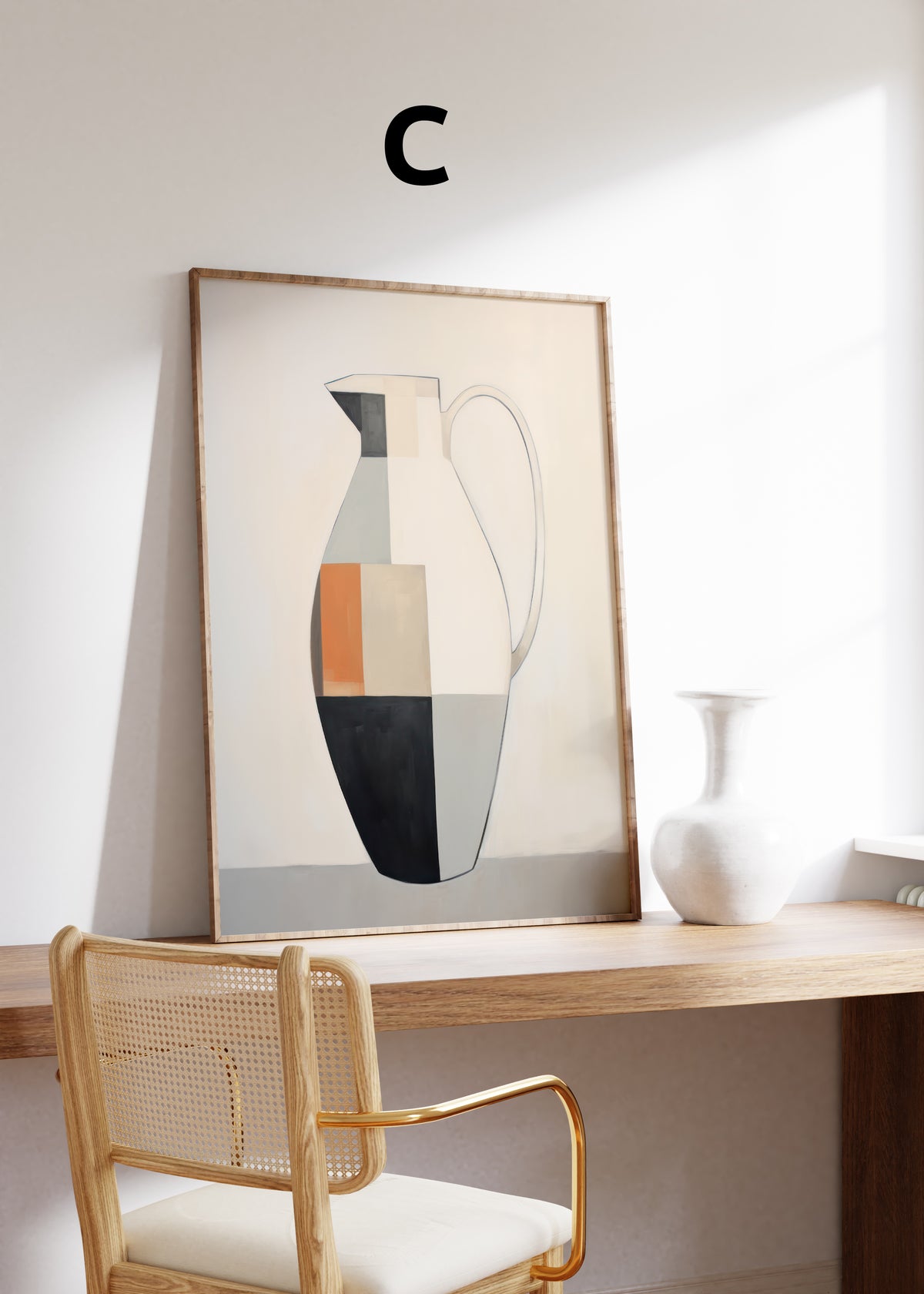 Postermotiv C: Geometrisch gestalteter Krug in Schwarz, Creme, Grau und Orange. Im Holzrahmen auf einem Schreibtisch.