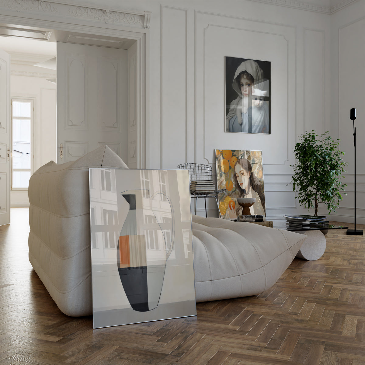 Poster in einem hellen Wohnzimmer mit weißem Sofa. Motive: Geometrisch gestalteter Krug in Schwarz, Creme, Grau und Orange; Ein Mädchen mit heller Haube hält eine weiße Katze im Arm; Illustration einer Frau mit einer Orange vor Zweigen eines Orangenbaums.