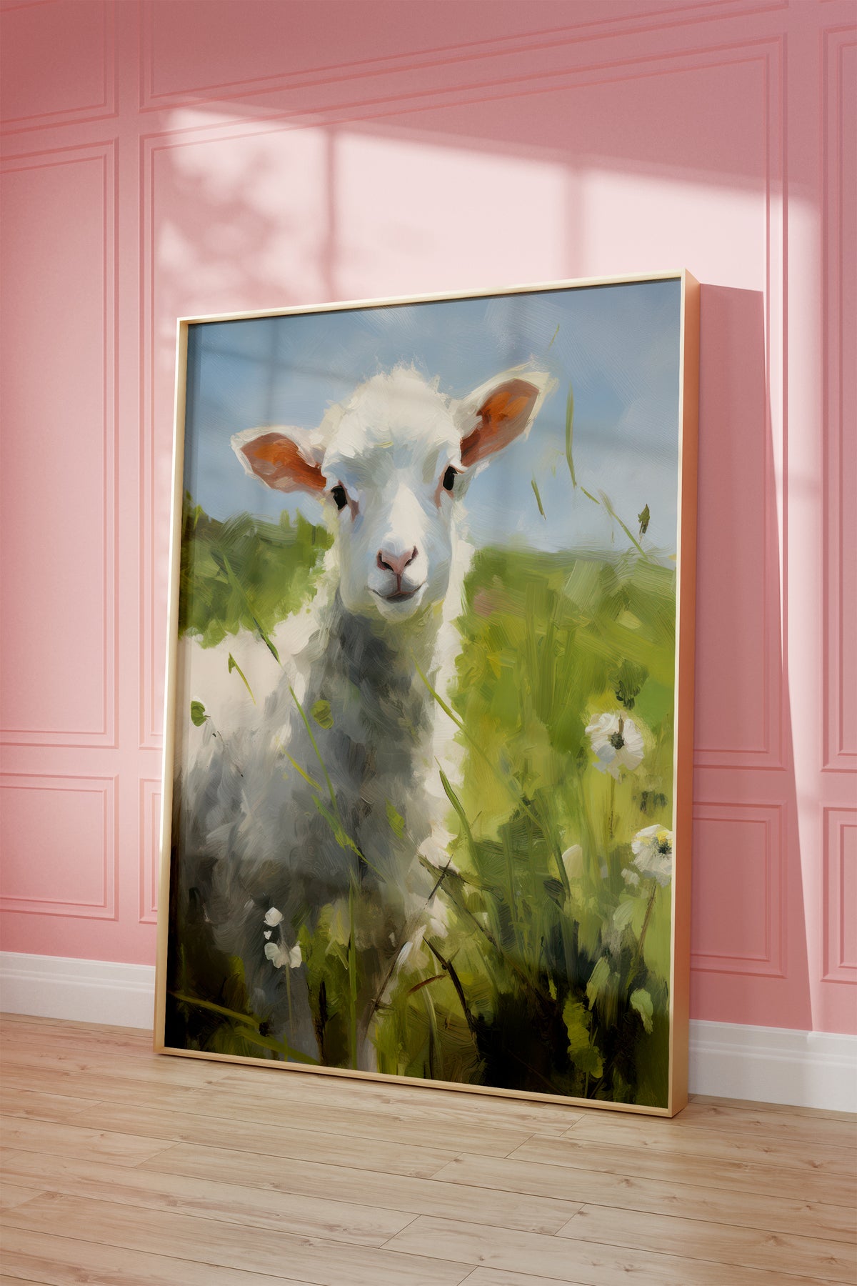 Gerahmtes Poster vor einer rosa Wand mit warmen Fensterschatten. Motiv: Weißes Lamm auf einer grünen Wiese mit kleinen weißen Blumen.