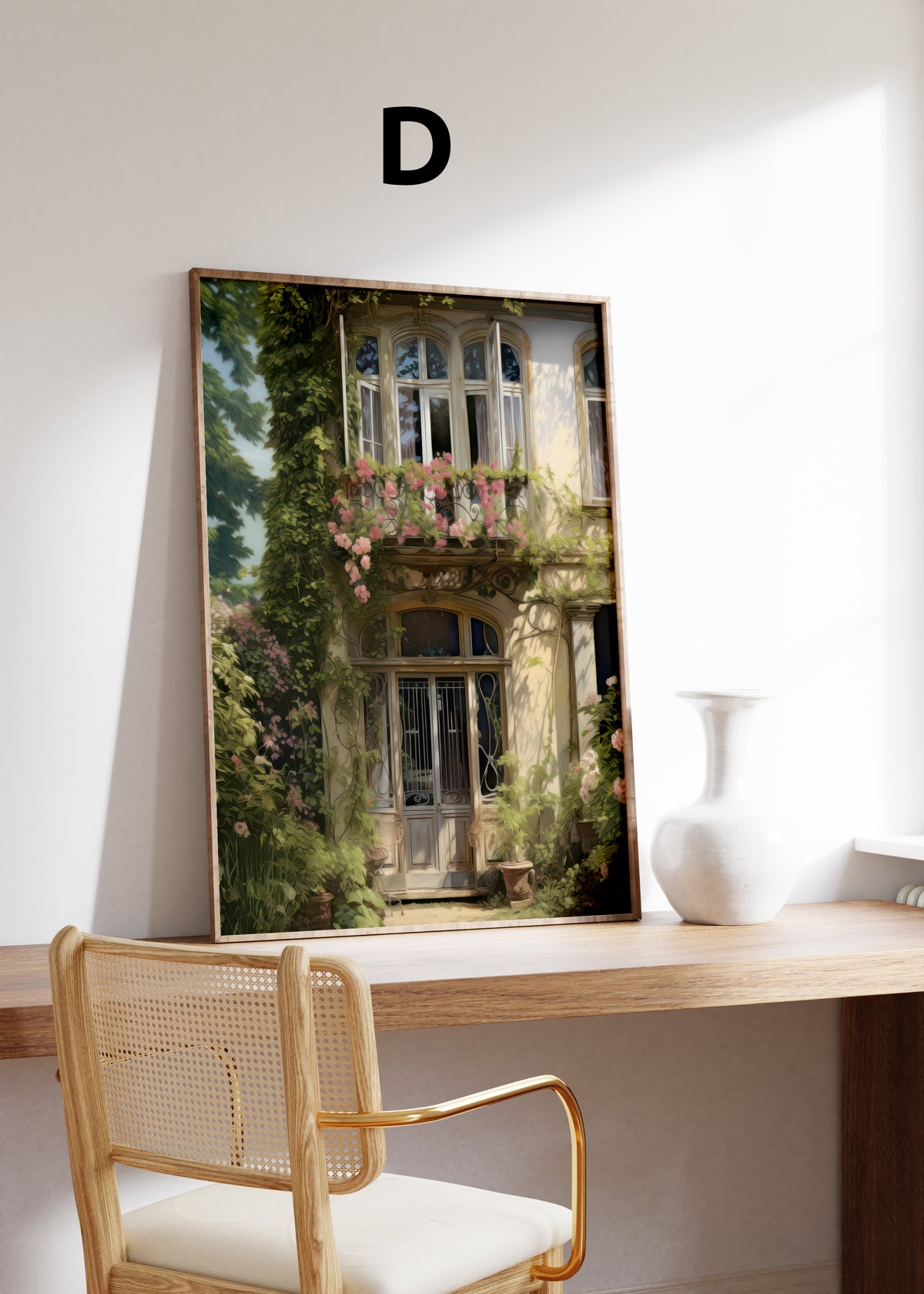 Postermotiv D: Romantische Hausfassade mit rosa Rosen am Balkon. Im Holzrahmen auf einem Schreibtisch.